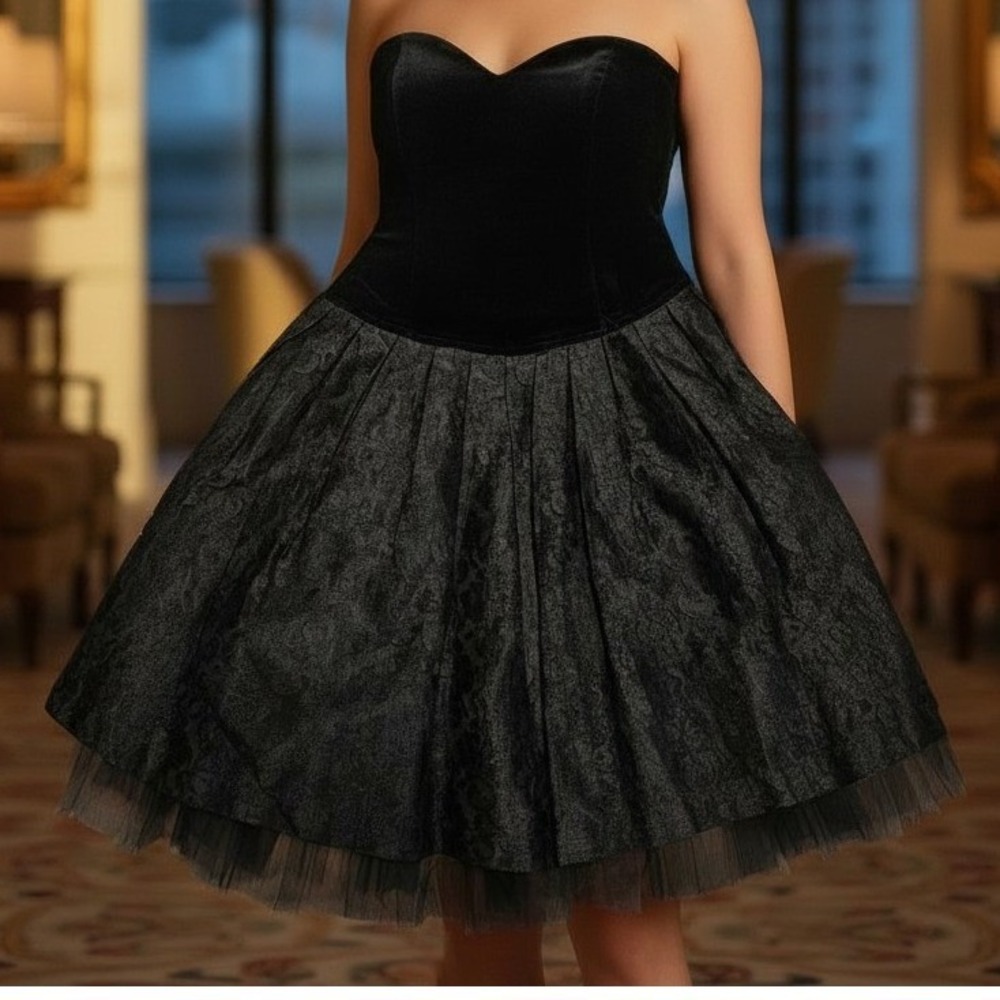 VTG Mascot Only Velvet, Lace, and tulle Strapless Dress Black Made in Italy 44‎